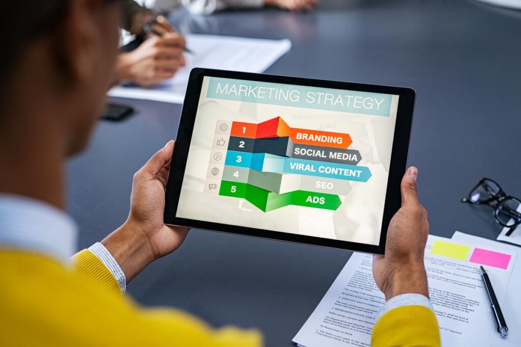 Homem lendo as principais estratégias do inbound marketing na tela do tablet.