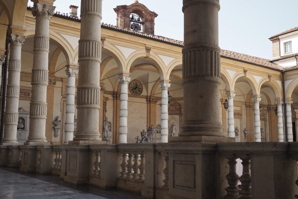 Universidade com arquitetura antiga na Itália.