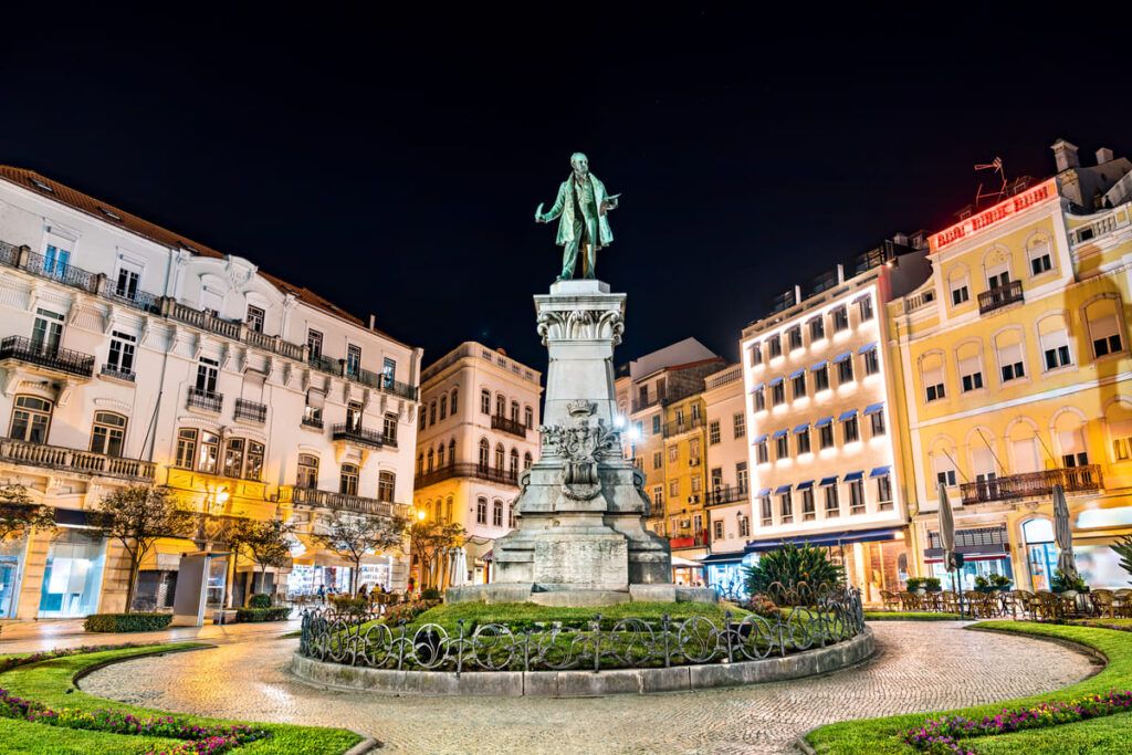 Foto da estátua de Joaquim Antônio de Aguiar que representa as vantagens de morar em Coimbra