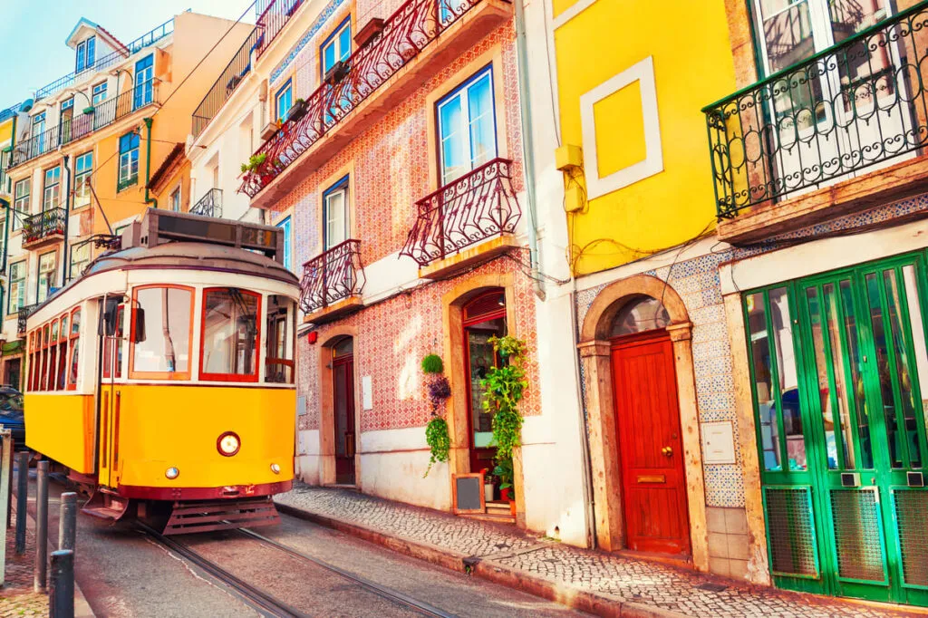Bondinho amarelo mostra que o transporte é uma das vantagens de morar em Lisboa