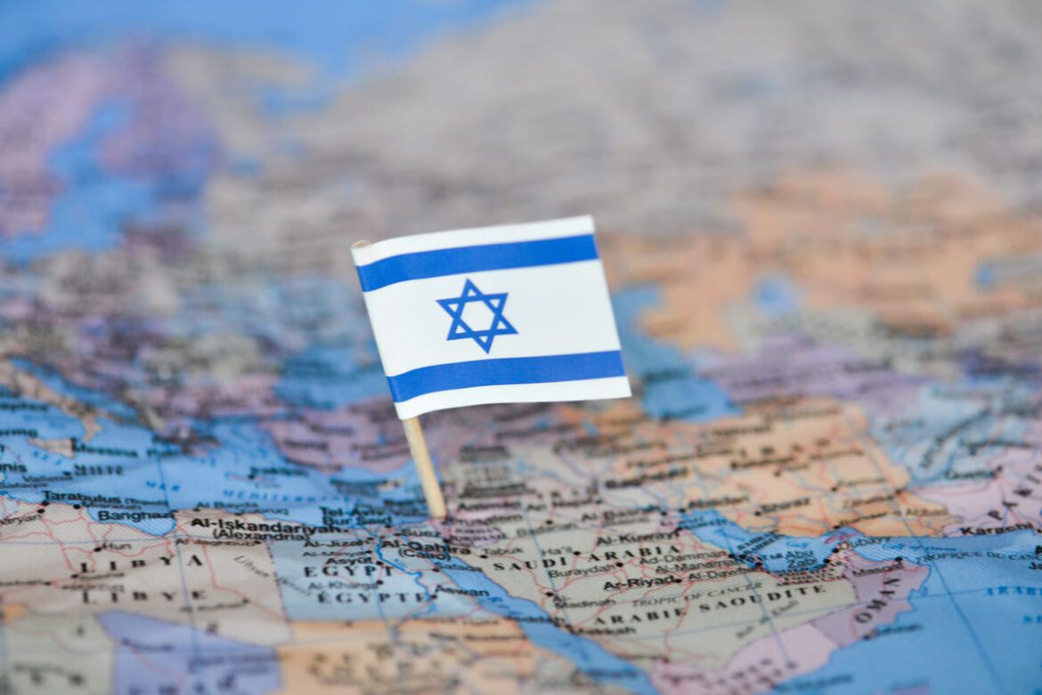 Bandeira em mapa com destino de viagem para Israel.