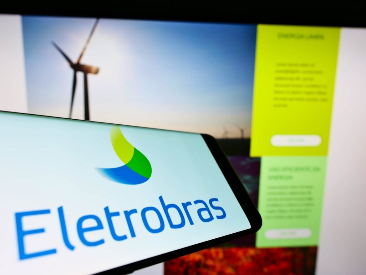 Imagem ilustrativa de um Celular com o logo da Eletrobras, com imagens da companhia ao fundo