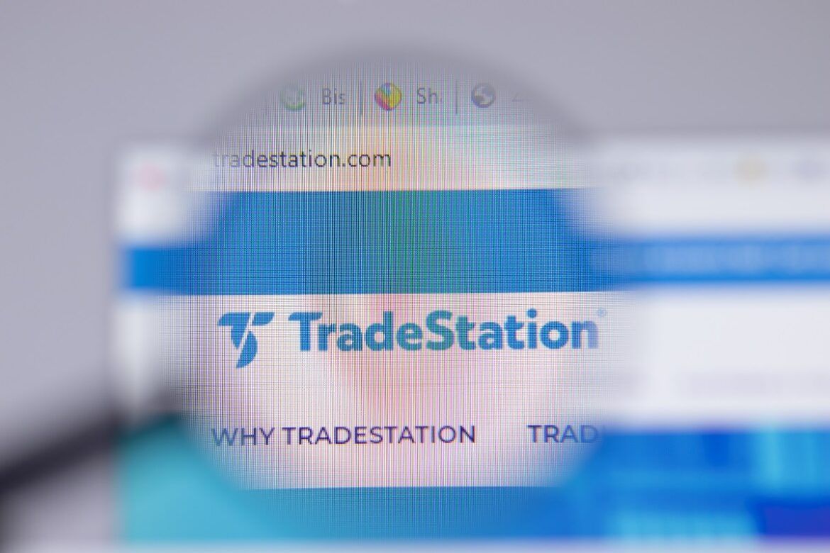 Imagem de uma lupa identificando o site da TradeStation em um buscador no computador