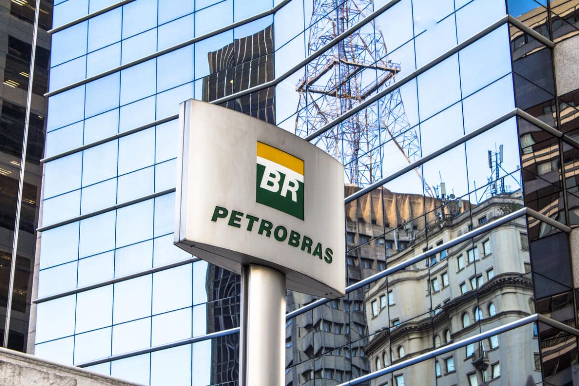 Toten com o logo da Petrobras em frente a um prédio espelhado