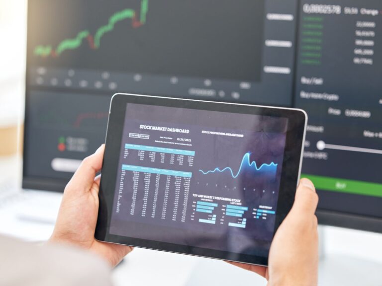 Homem aprendendo como abrir conta na Interactive Brokers