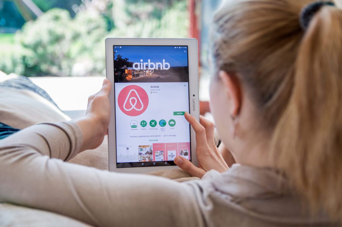 Mulher procura moradias no site do Airbnb que proibiu festas
