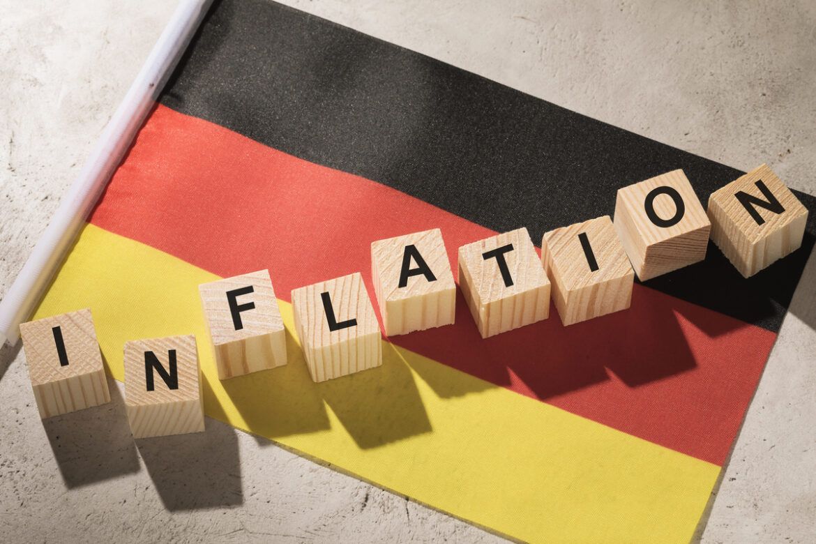 peças de madeira escrito inflação em cima da bandeira da alemanha