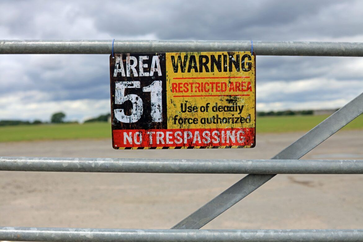 Placa de alerta sobre a área 51 nos EUA