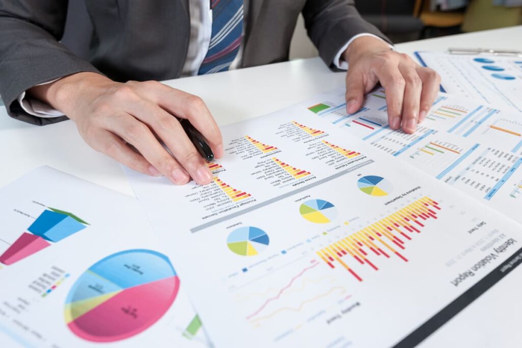 Pessoa realizando cálculos de value investing.