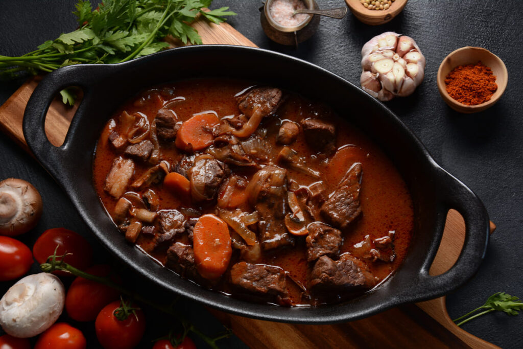 Panela com um prato típico da França que representa características da culinária francesas