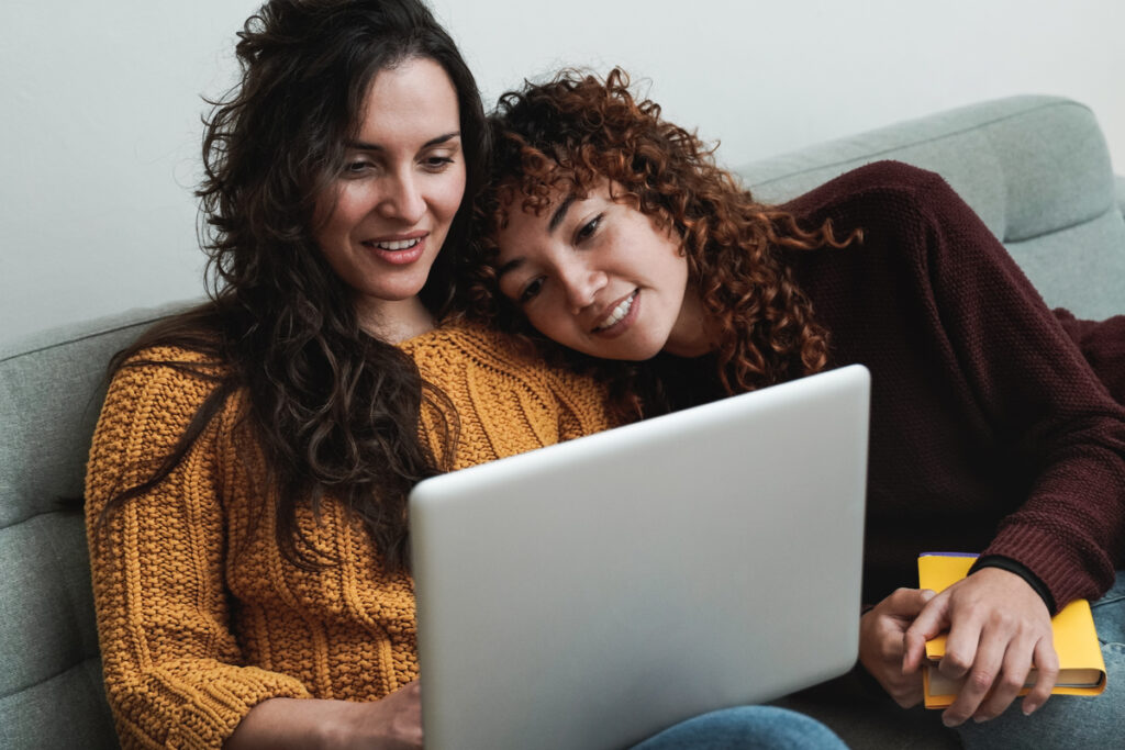 casal conferindo juntas no computador o dinheiro do OnlyFans Gay que recebeu através da Remessa Online