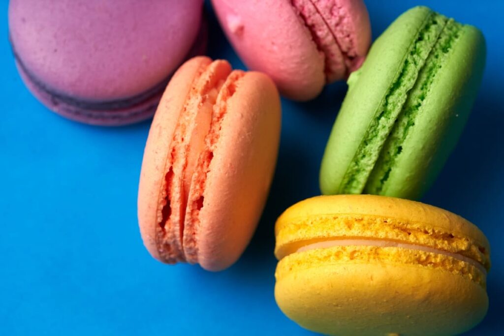 Foto de vários macarons, uma das comidas típicas da França