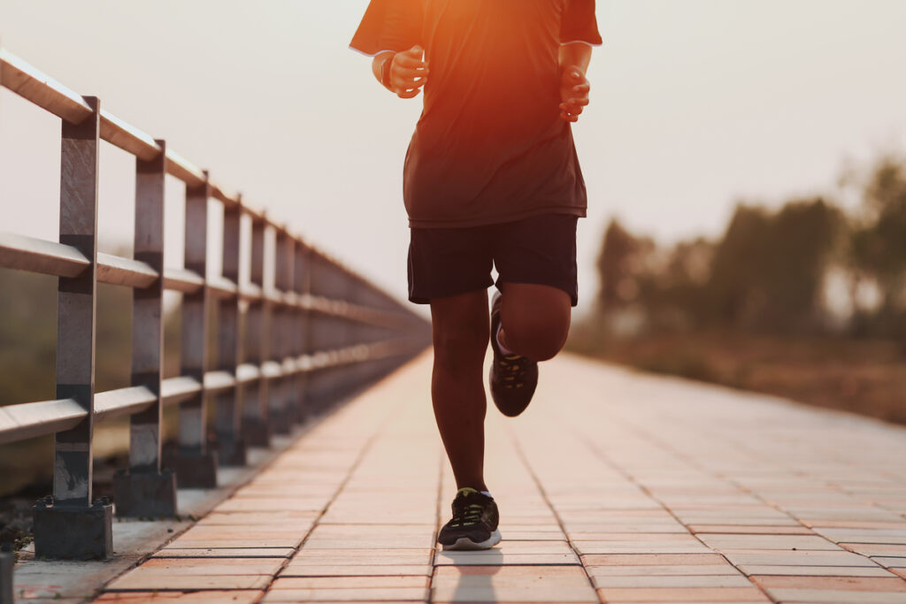 homem praticando exercício físico usando o aplicativo sweatcoin como auxilio