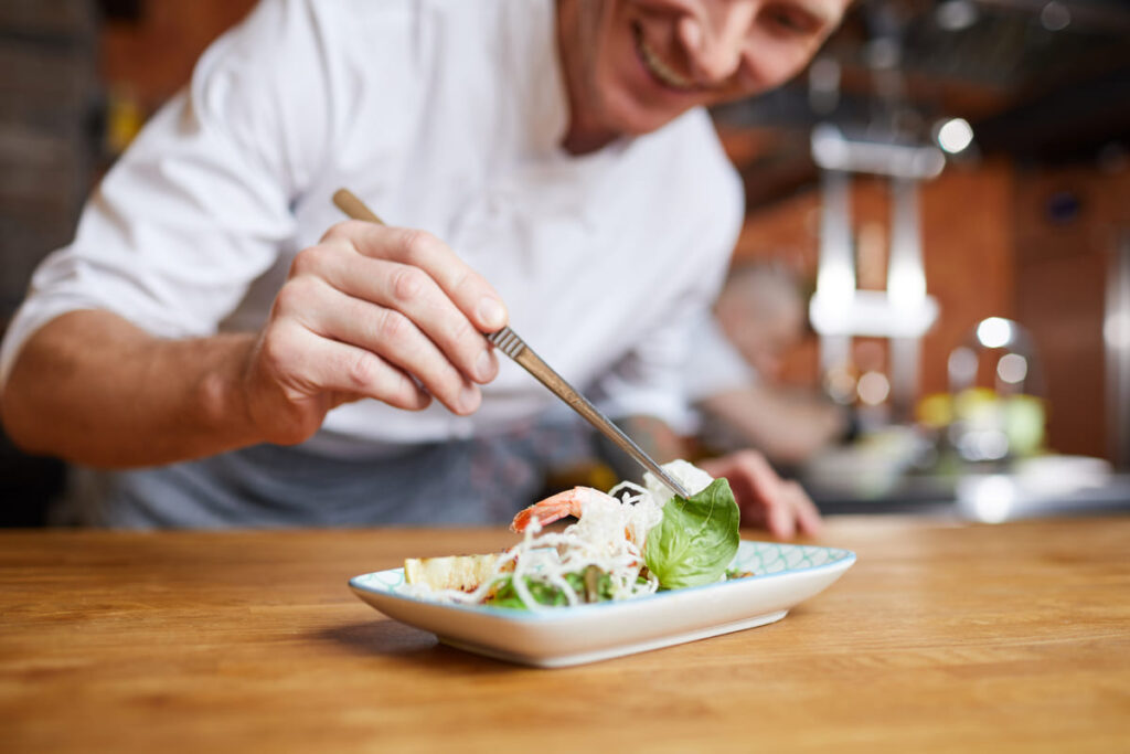 Culinária Japonesa sendo degustada por cozinheiro.