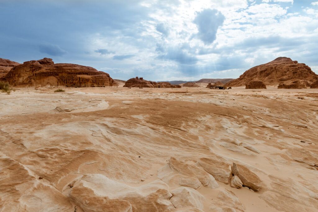Imagem de um deserto durante o dia