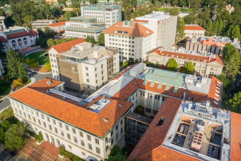 Vista aérea de edifícios da Universidade da Califórnia.
