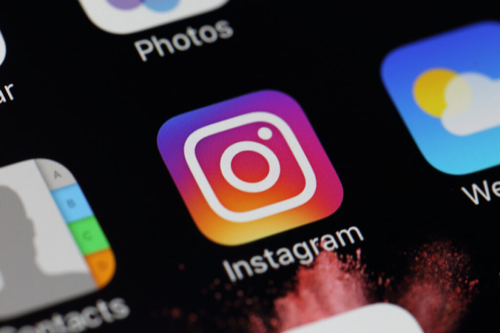 tela inicial do celular focando no aplicativo do instagram
