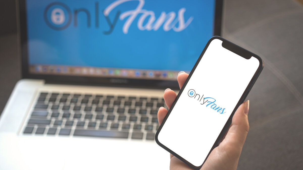 mulher acessando a plataforma OnlyFans pelo celular e computador