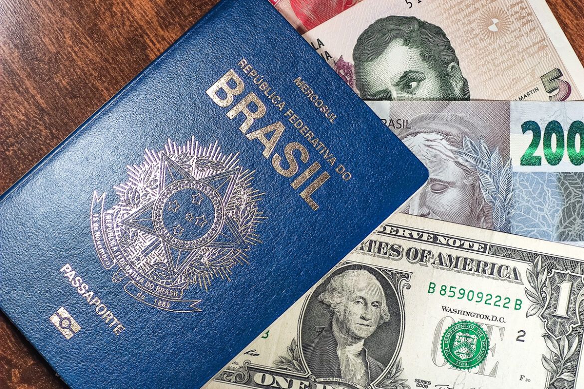 novo passaporte brasileiro e notas de dólar, real e peso