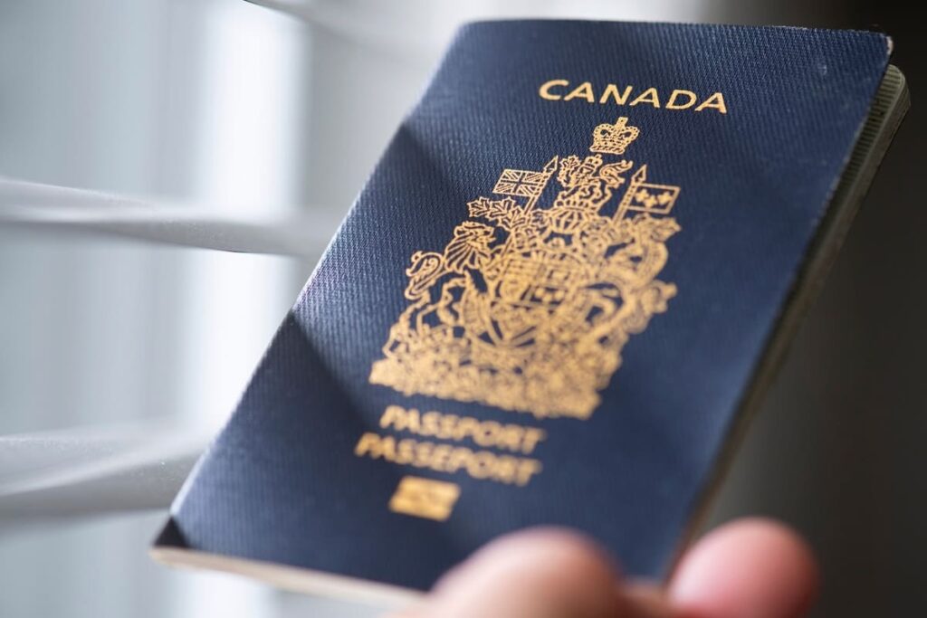Pessoa segurando cidadania canadense.