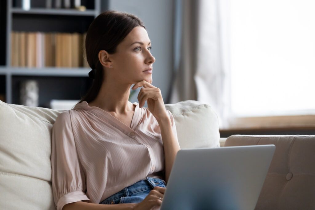 mulher pensando em frente do computador no que postar na plataforma Privacy