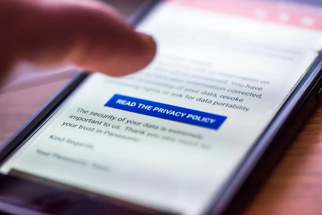 pessoa clicando na tela do celular para ler a política de privacidade do OnlyFans
