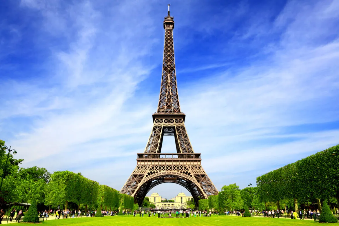 Torre Eiffel, um dos pontos turísticos mais visitados do mundo