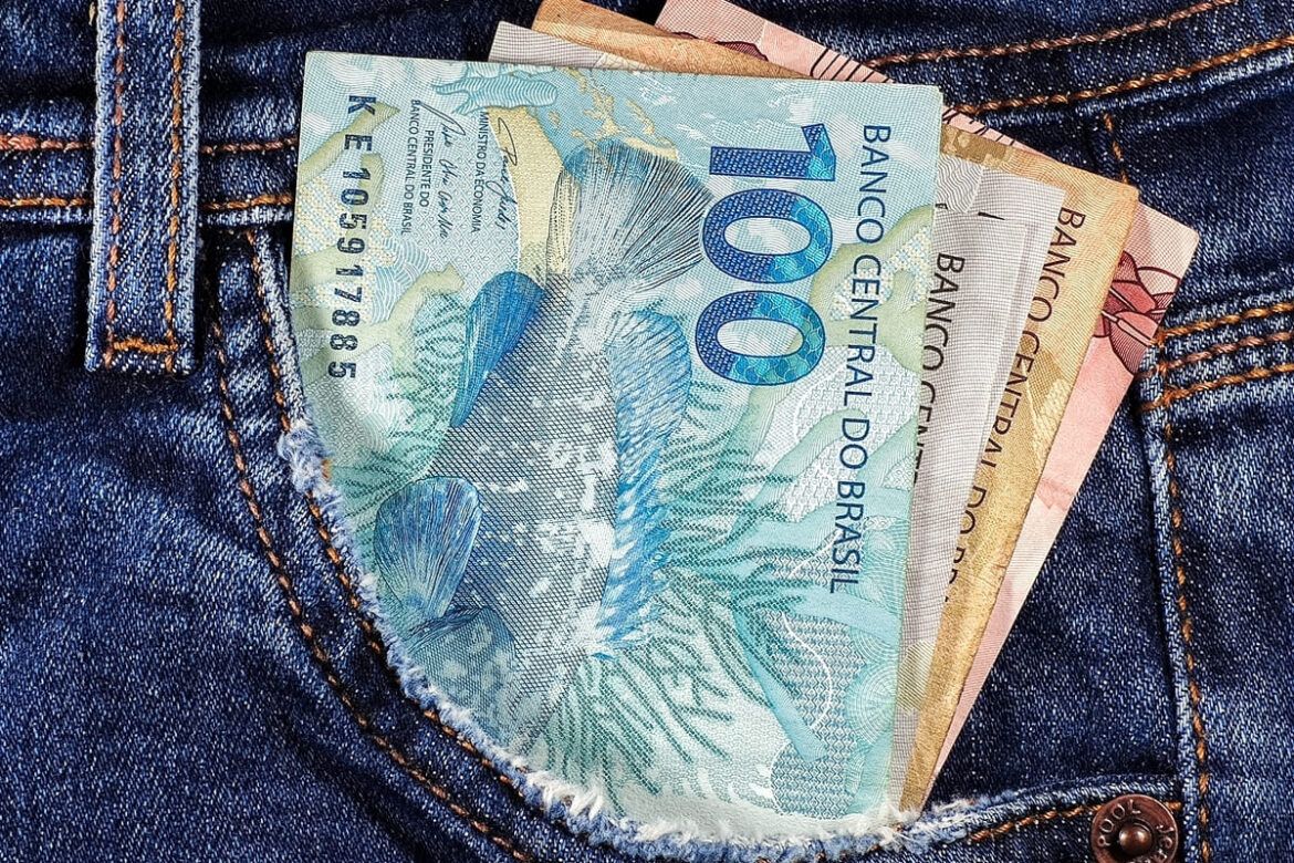 Notas de real no bolso representando quanto rende 80 milhões de reais.
