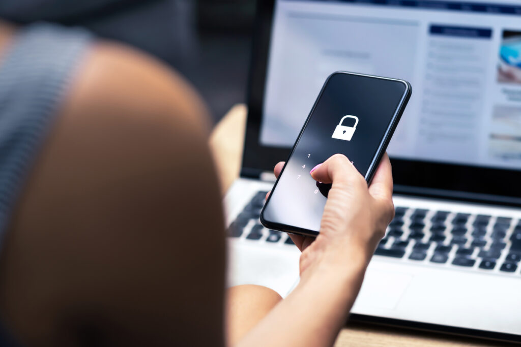 mulher acessando o OnlyFans no celular e no computador de uma forma mais segura