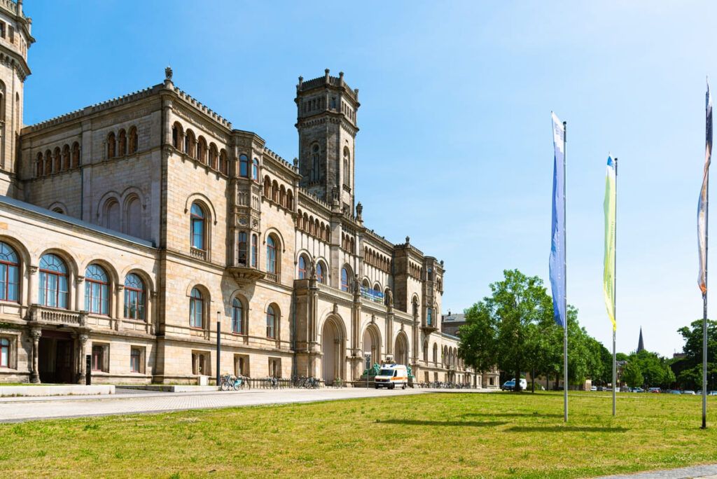 Universidade na Alemanha com campo verde.