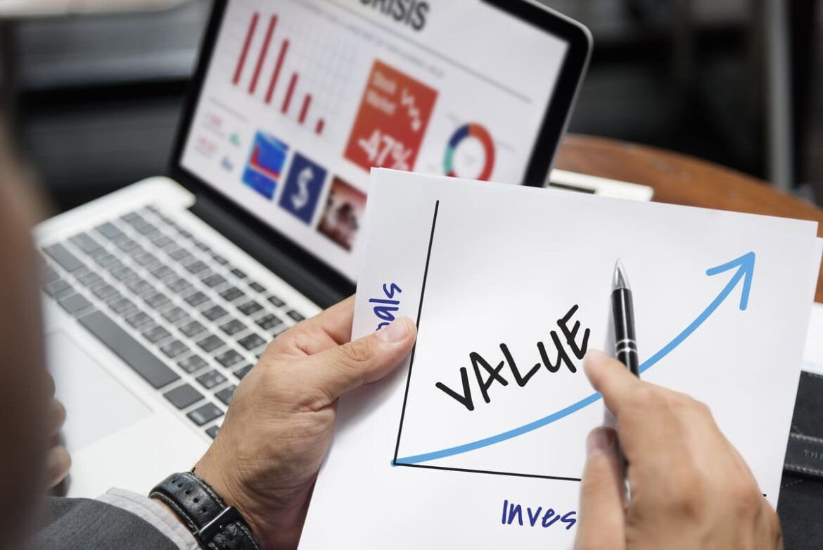 Empresário estudando sobre value investing.