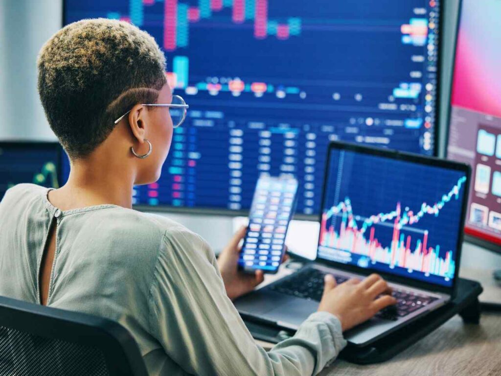 Mulher investindo após abrir conta na Interactive Brokers