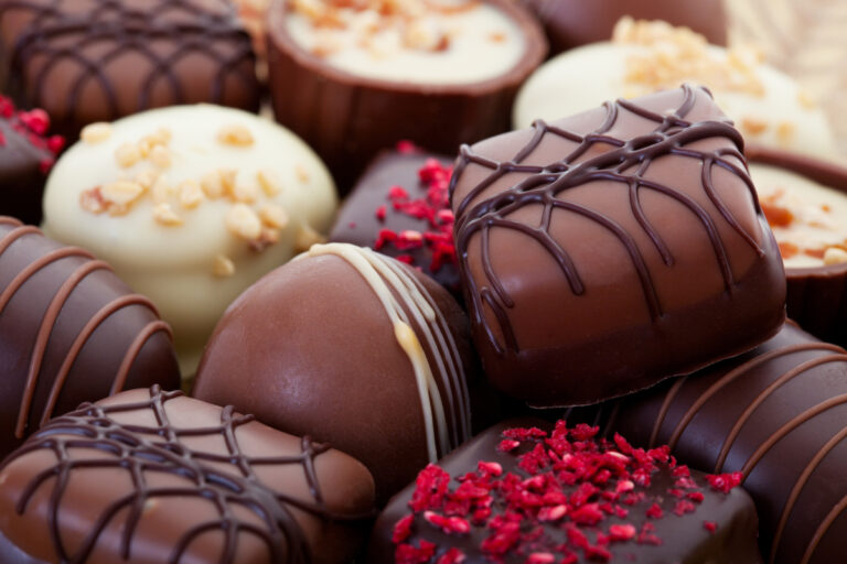 Vários chocolates e bombons amontoados, em alusão ao dia do chocolate