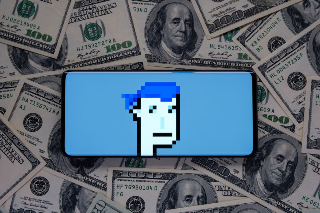 celular em cima das notas de dólar aberto no aplicativo Cryptopunk #5822 no celular