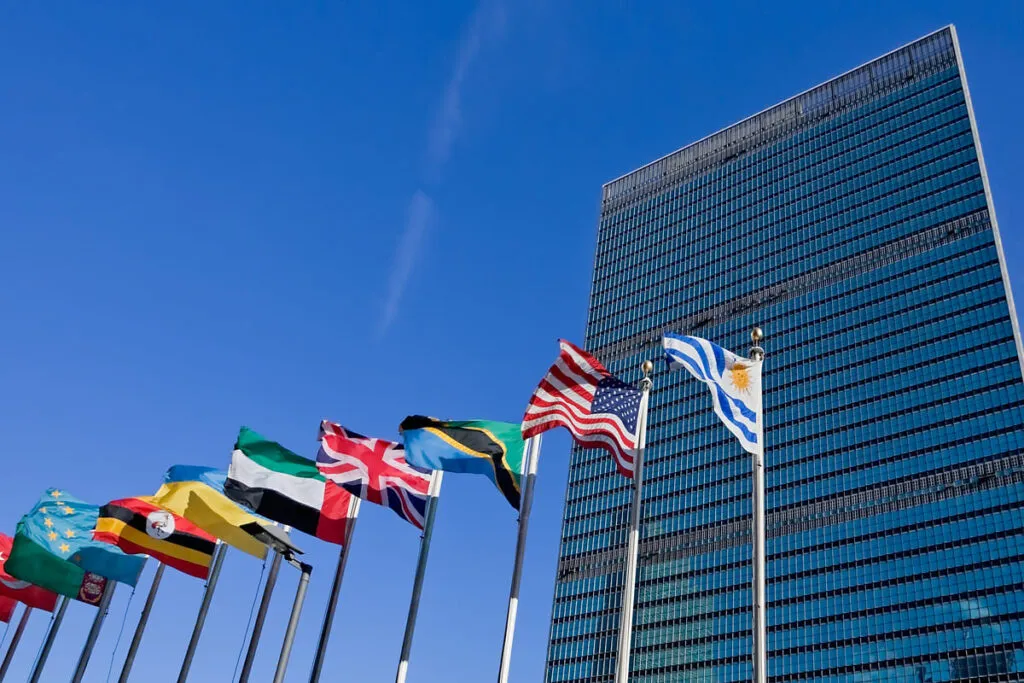 Bandeiras dos países no prédio da ONU.