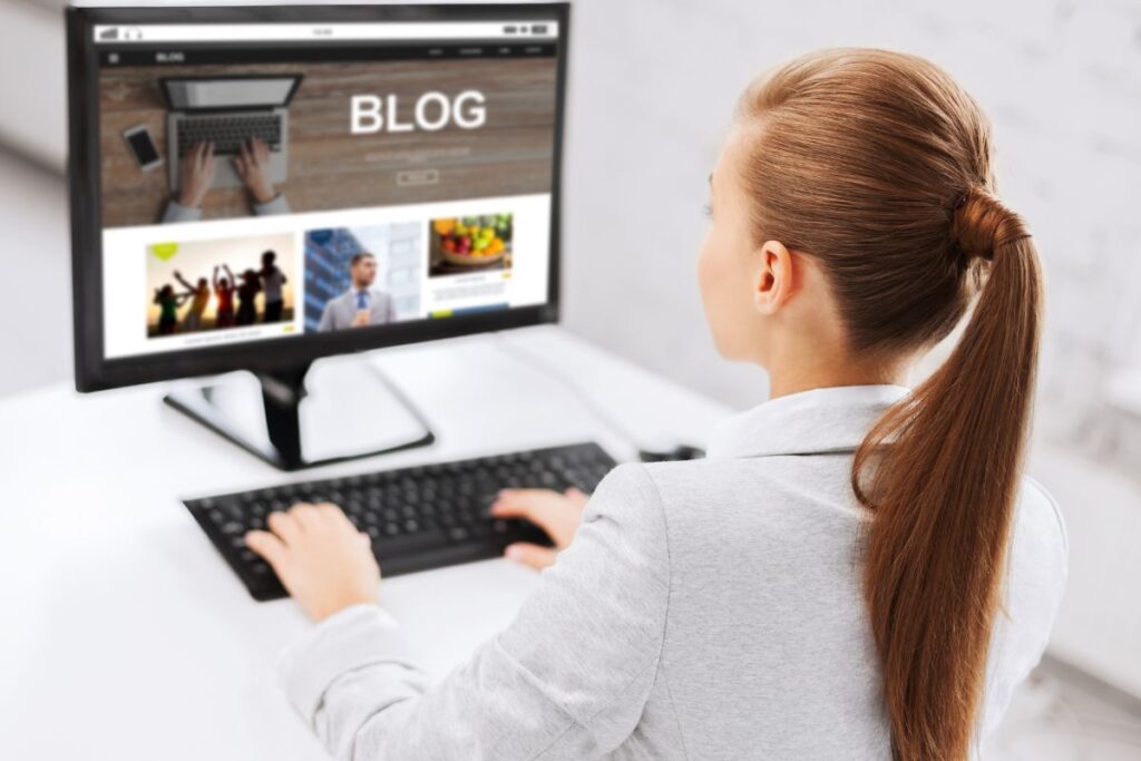 Mulher usando ferramenta de SEO para verificar a velocidade do blog.