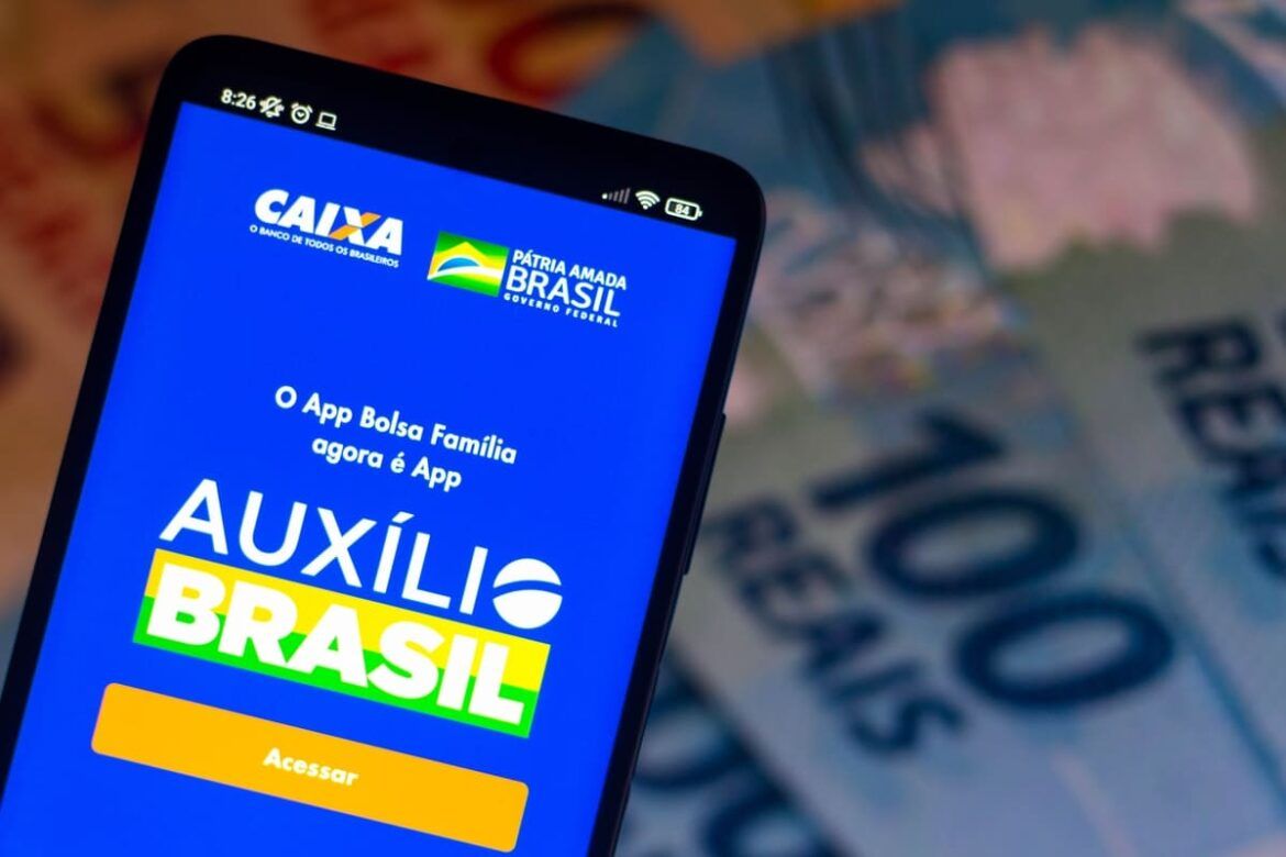 Imagem mostra celular com a tela do aplicativo para abrir o calendário Bolsa Família 2022