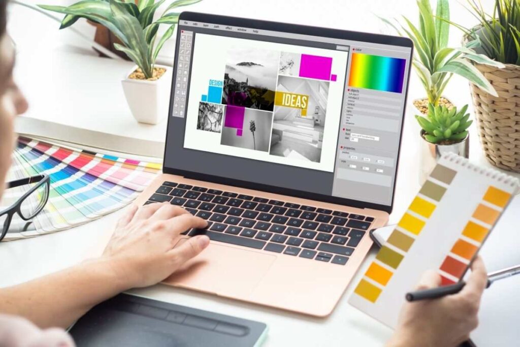 Designer criando o layout de folhetos pelo computador.