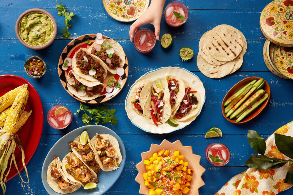Comidas da culinária mexicana em cima de uma mesa.