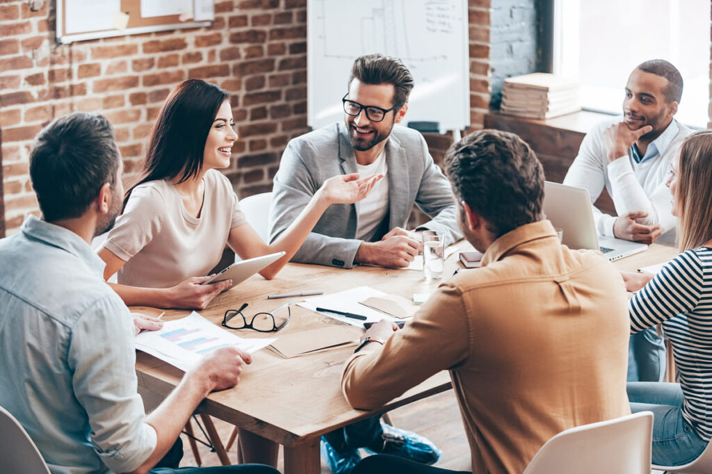 Grupo de pessoas realizando uma reunião empresarial para falar sobre endomarketing.