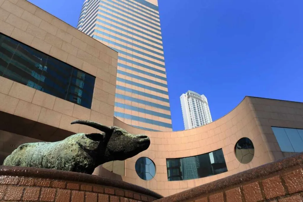 Fachada da Hong Kong Stock Exchange, uma das maiores bolsas de valores no mundo, 