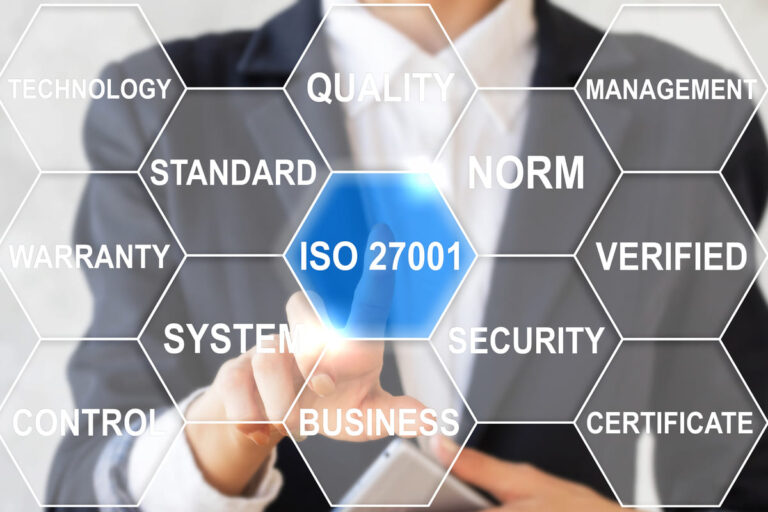 Empresária pesquisando sobre ISO 27001.