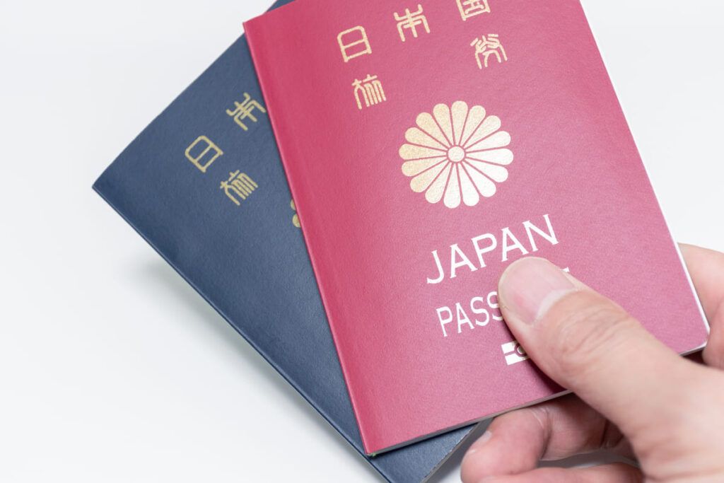 Pessoa segurando passaporte japonês.