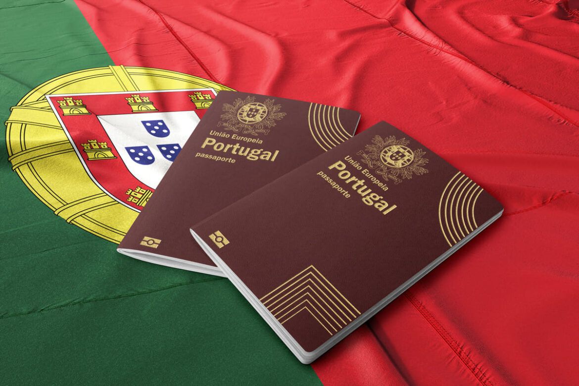 Dois passaportes em cima da bandeira de Portugal.