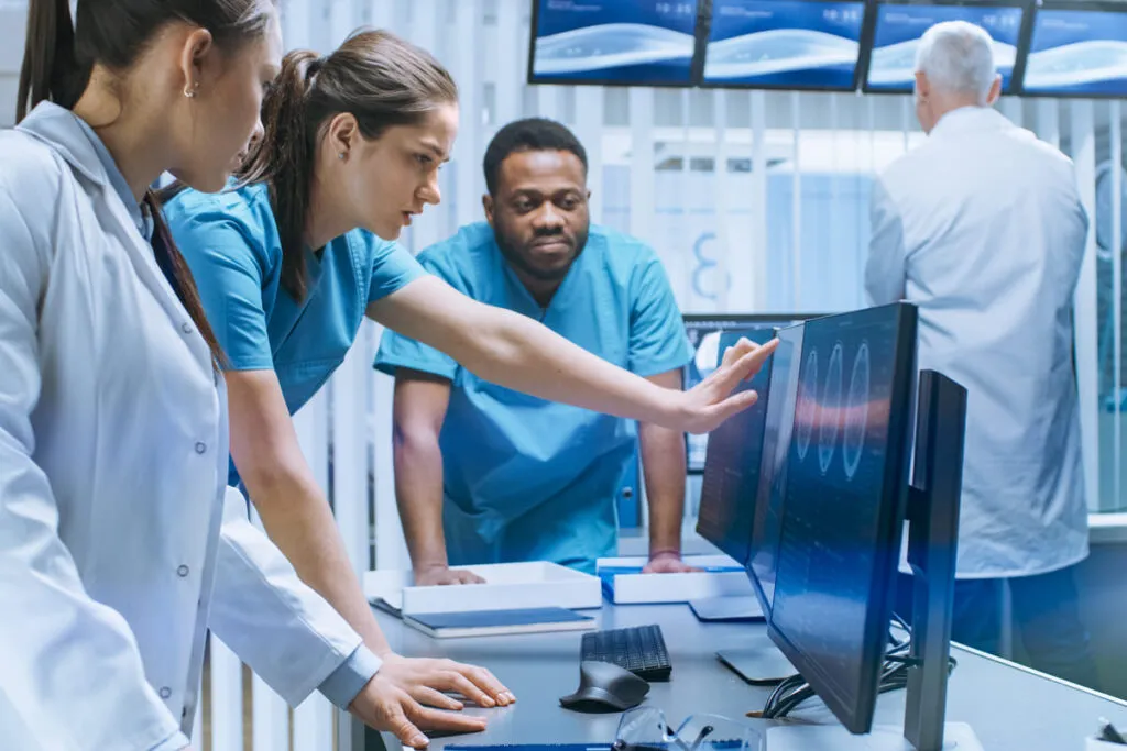 Enfermeira trabalhando em uma healthtec.