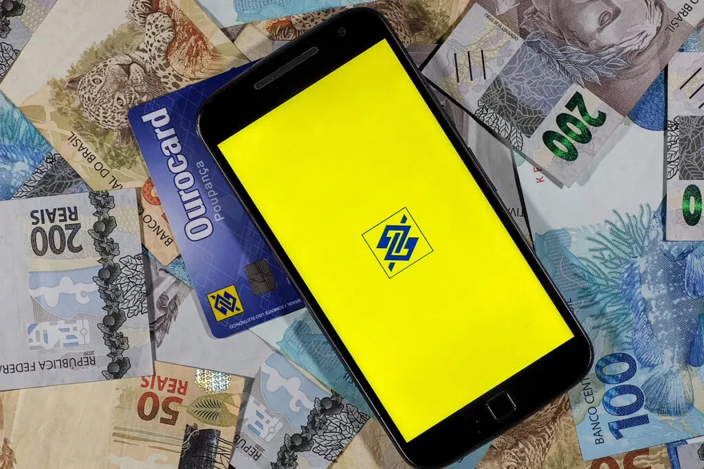 celular aberto no aplicativo do banco do Brasil, primeira opção de onde comprar euro
