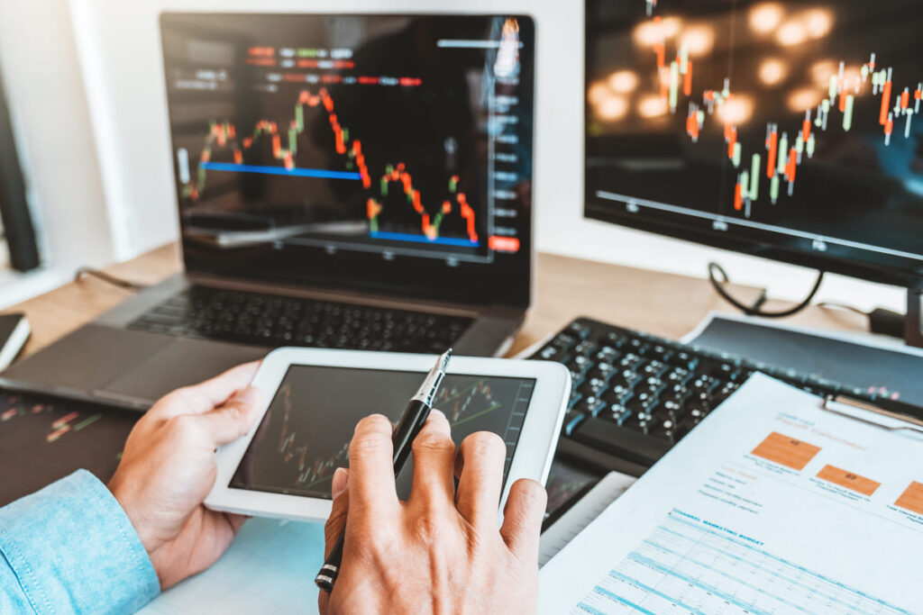 Investidor pesquisando ações Mid Cap