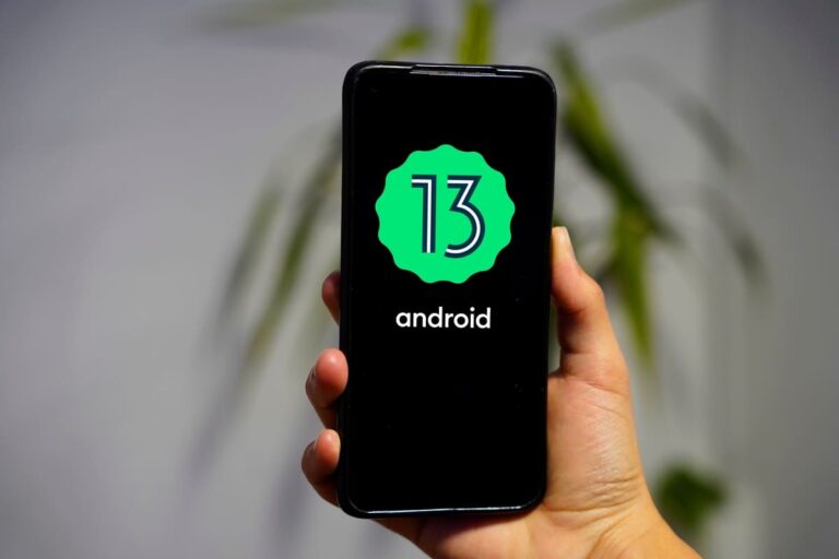 Celular com o logotipo do Android 13