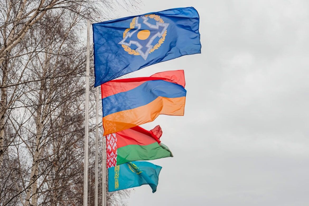 Bandeiras de países que fazem parte do Apostilamento de Haia.