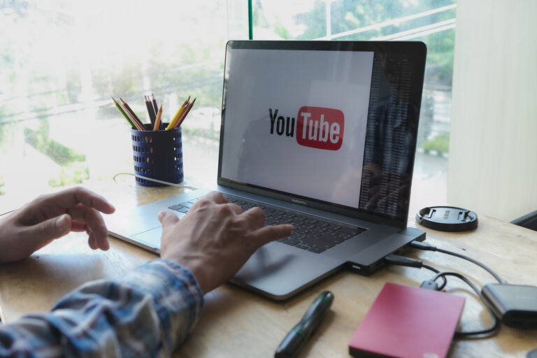 homem criando banner do youtube no computador